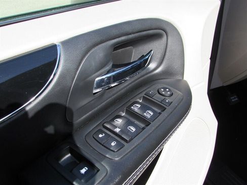 Used 2017 Dodge Grand Caravan SXT FWD image 10