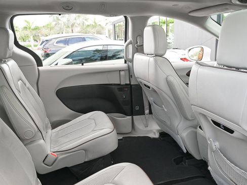 Used 2020 Chrysler Pacifica Limited image 18