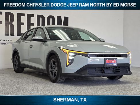 Used 2025 Kia K4 LXS image 2