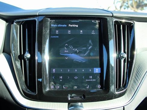 Used 2025 Volvo XC60 B5 Plus image 22