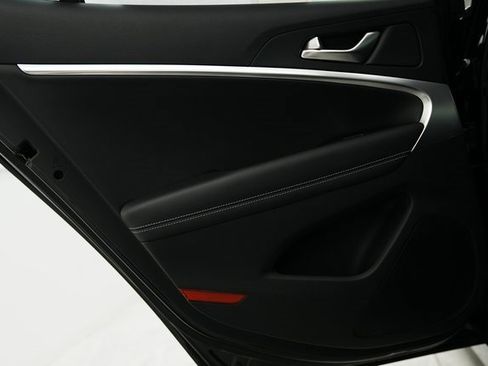 Used 2025 Genesis G70 2.5T image 37