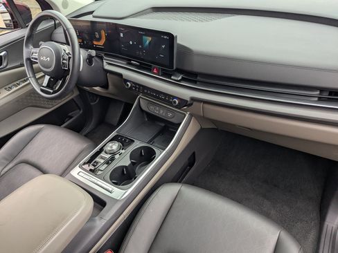 Used 2025 Kia Carnival EX image 10