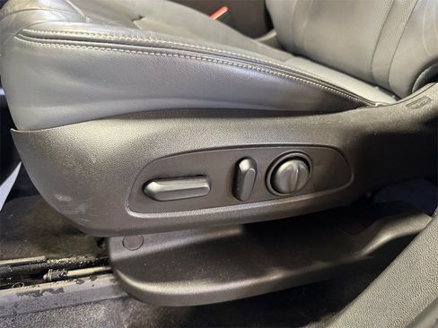 Used 2018 Buick Enclave Essence image 13