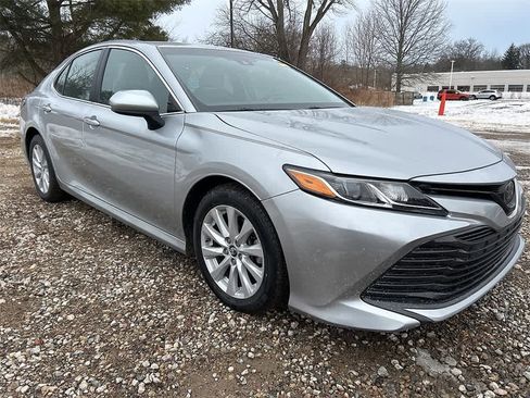 Used 2018 Toyota Camry LE image 3