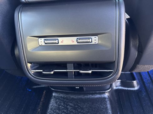 Used 2024 Lincoln Nautilus Reserve w/ Equipment Group 202A image 9