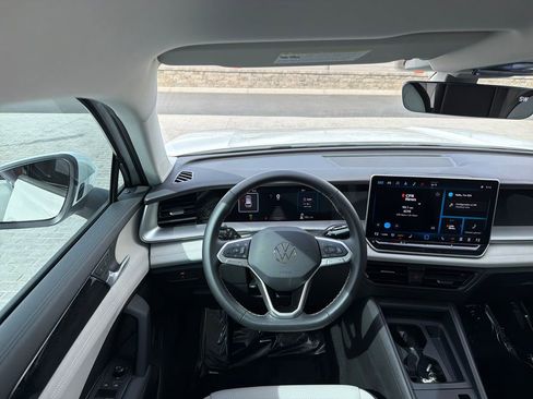 Certified 2025 Volkswagen Tiguan SE image 16