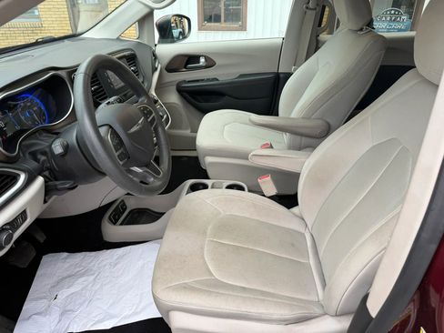 Used 2017 Chrysler Pacifica Touring image 12