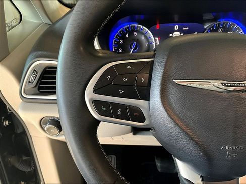 Used 2023 Chrysler Pacifica Touring-L image 24