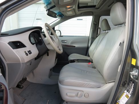 Used 2011 Toyota Sienna XLE FWD image 25