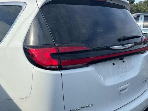 Used 2026 Chrysler Pacifica Limited FWD image 10