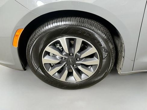 Used 2022 Chrysler Pacifica Touring-L FWD image 8