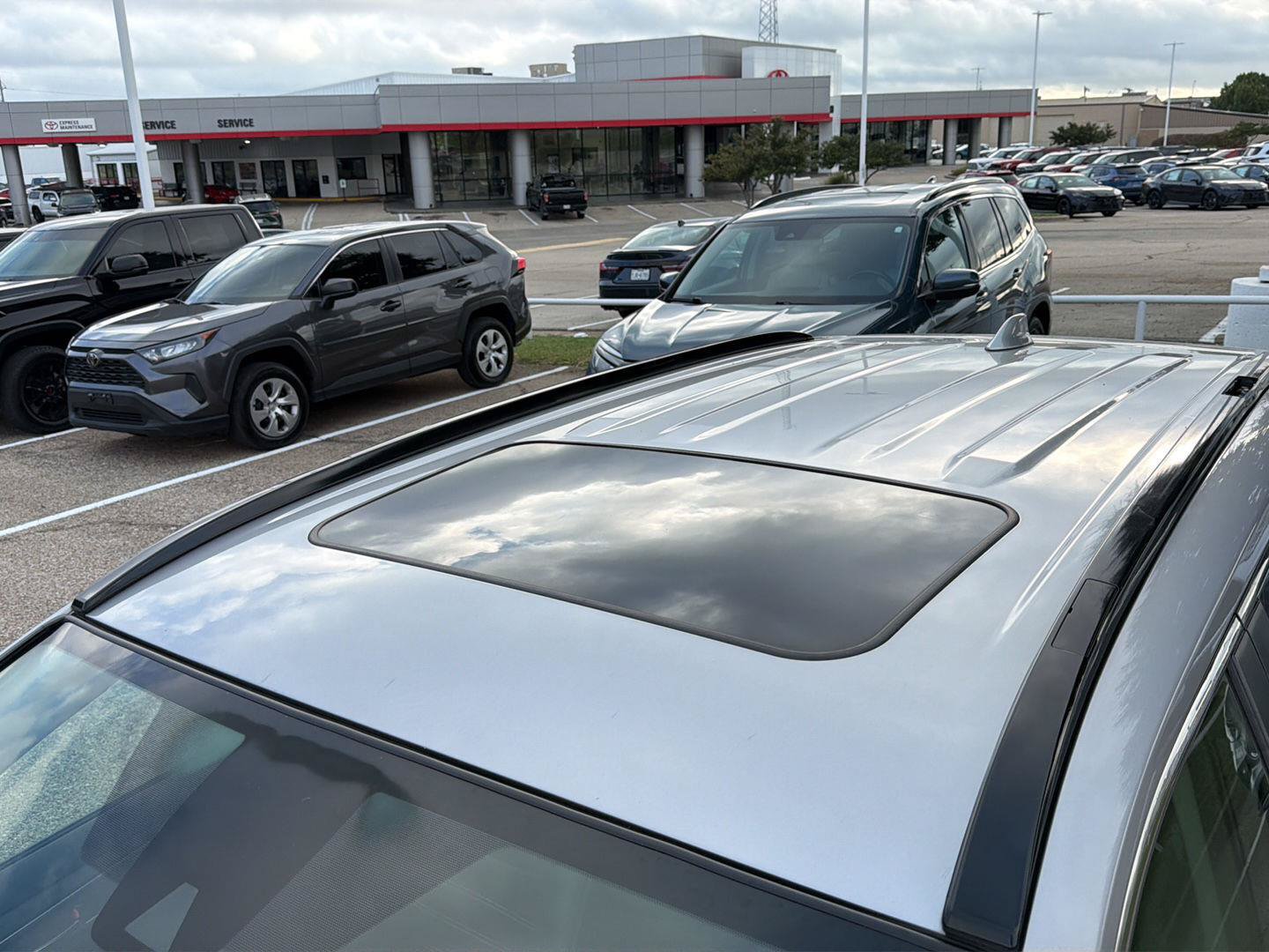 Used 2019 Toyota RAV4 XLE Premium w/ Cold Weather Package FWD image 9