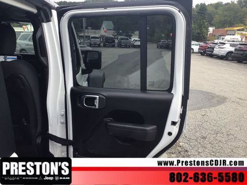 Used 2025 Jeep Wrangler Unlimited Rubicon AWD/4WD image 27