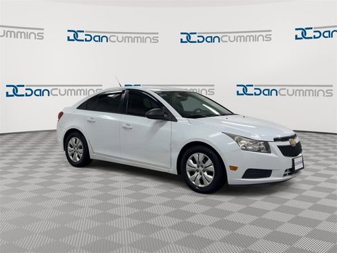 Used 2013 Chevrolet Cruze LS image 2