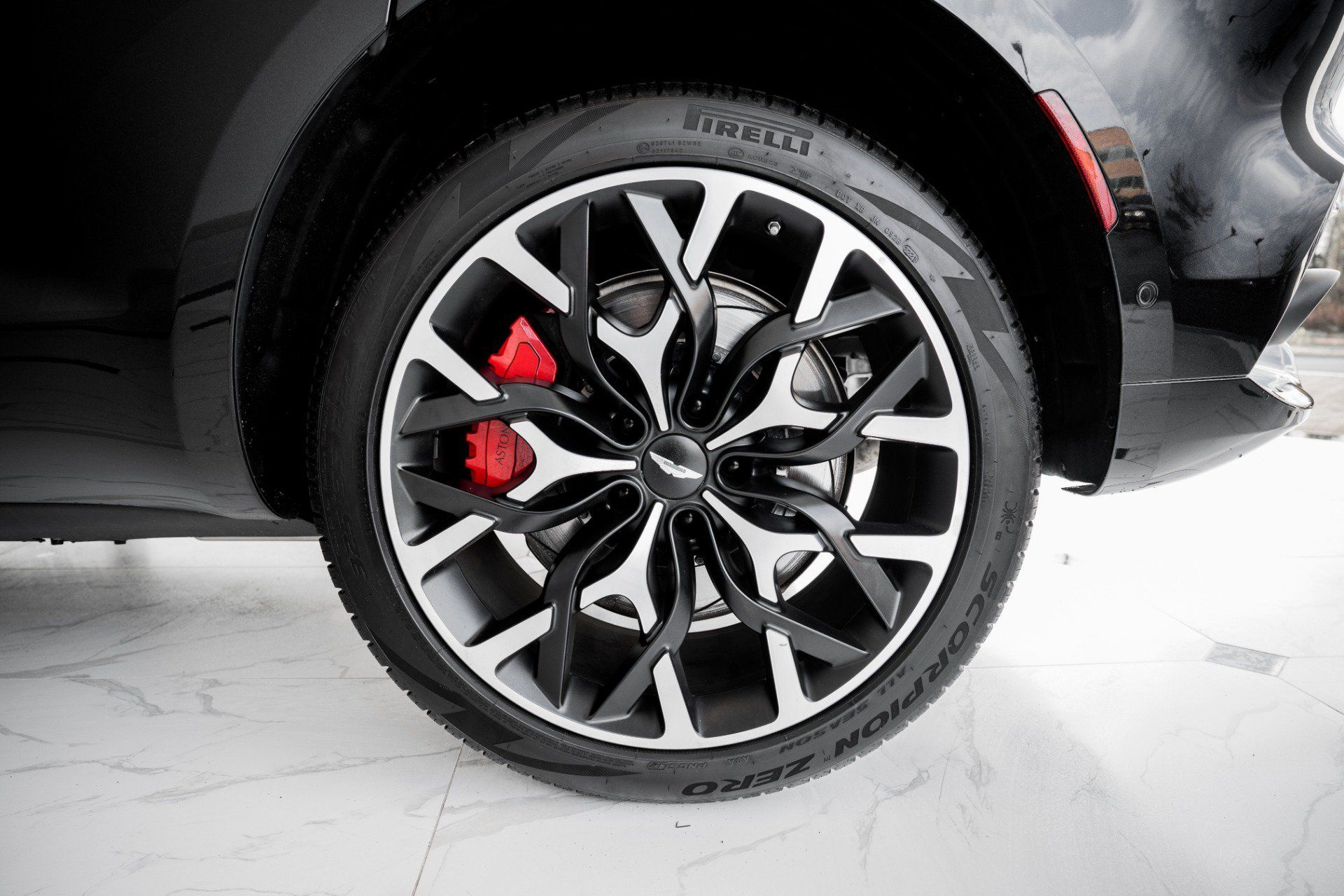 Used 2022 Aston Martin DBX AWD/4WD image 40