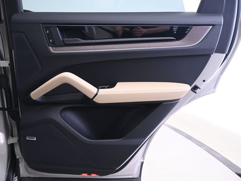 Certified 2025 Porsche Cayenne AWD/4WD image 16