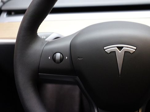 Used 2023 Tesla Model Y Long Range image 40