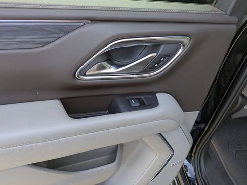 Used 2023 GMC Yukon XL SLT w/ SLT Premium Package image 12