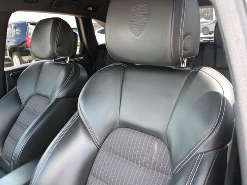 Used 2023 Porsche Macan Turbo AWD/4WD image 5