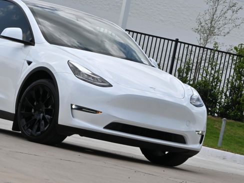 Used 2023 Tesla Model Y Long Range AWD/4WD image 10