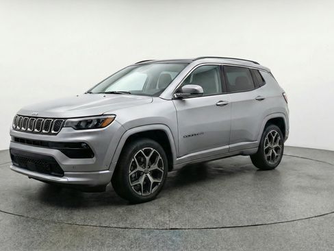 Used 2025 Jeep Compass Limited image 3