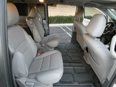 Used 2015 Toyota Sienna XLE image 34