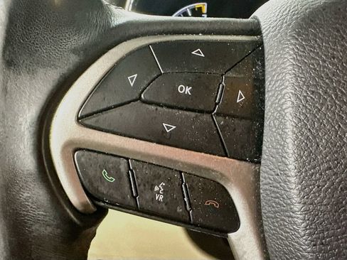 Used 2019 Jeep Grand Cherokee Laredo RWD image 22