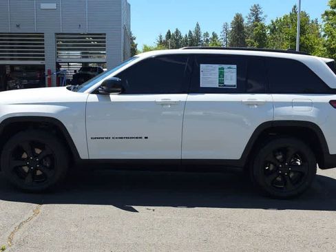 Used 2023 Jeep Grand Cherokee Altitude AWD/4WD image 5