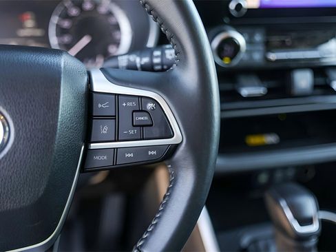 Used 2023 Toyota Highlander XLE image 16