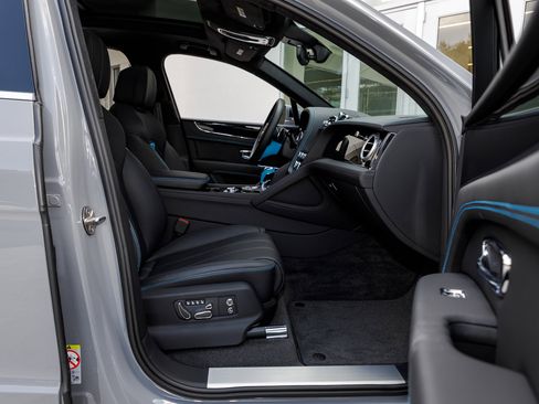 Used 2024 Bentley Bentayga image 29