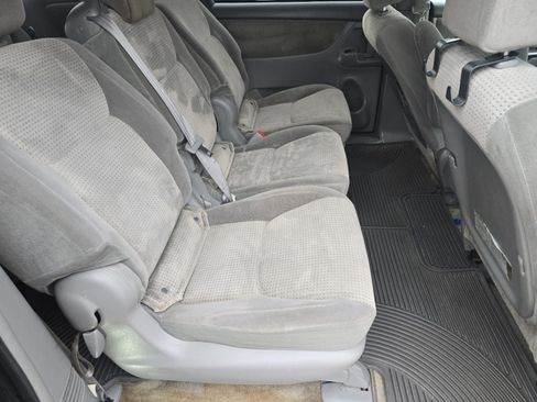 Used 2010 Toyota Sienna LE image 12