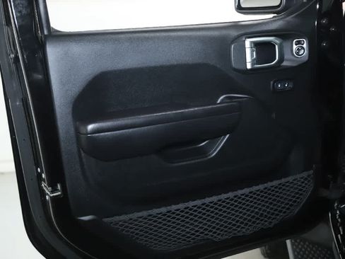 Used 2018 Jeep Wrangler Unlimited Sport S AWD/4WD image 16