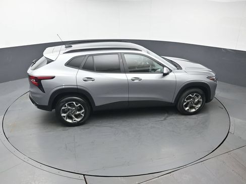 Used 2025 Chevrolet Trax LT FWD image 35