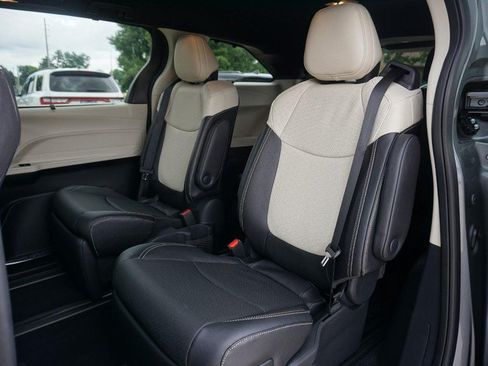 Used 2026 Toyota Sienna Limited FWD image 27