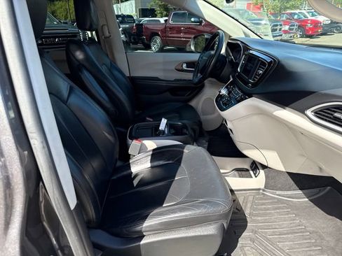 Used 2019 Chrysler Pacifica Touring-L FWD image 9