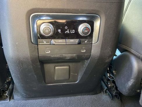 Used 2022 GMC Yukon SLT w/ SLT Premium Package AWD/4WD image 13