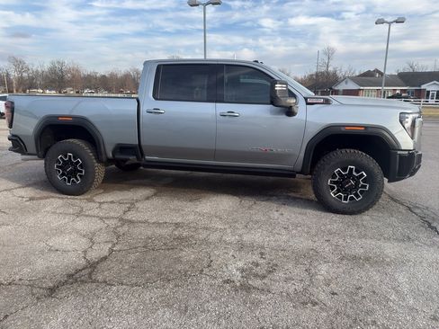 Used 2024 GMC Sierra 2500 AT4X image 2