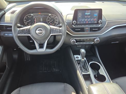 Used 2024 Nissan Altima 2.5 SV FWD image 11