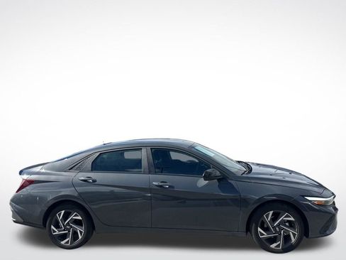Used 2025 Hyundai Elantra Sport FWD image 4
