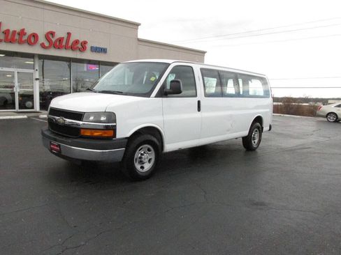 Used 2014 Chevrolet Express 2500 Extended RWD image 3