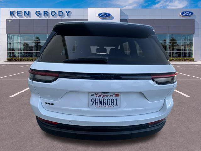 Used 2023 Jeep Grand Cherokee Altitude AWD/4WD image 6