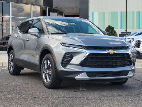 Used 2025 Chevrolet Blazer LT FWD image 2