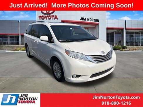 Used 2017 Toyota Sienna XLE FWD image 1