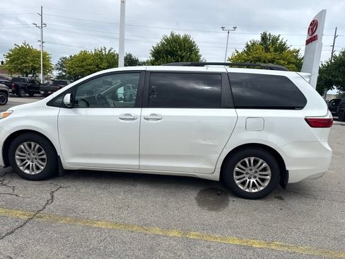 Used 2017 Toyota Sienna XLE w/ XLE Navigation Package FWD image 6