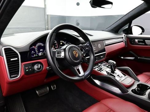 Certified 2022 Porsche Cayenne Turbo S AWD/4WD image 4