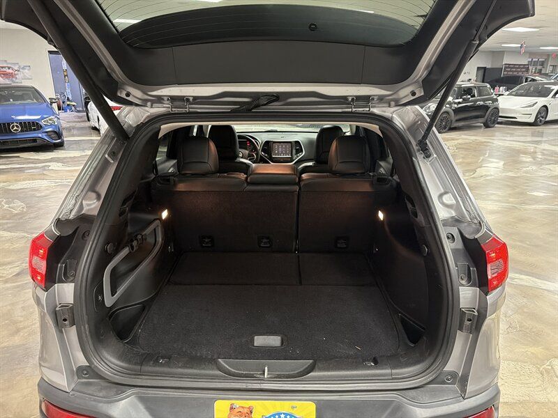 Used 2018 Jeep Cherokee Latitude Plus w/ Comfort/Convenience Group FWD image 39