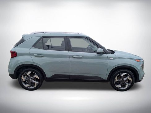 Used 2025 Hyundai Venue SEL FWD image 2