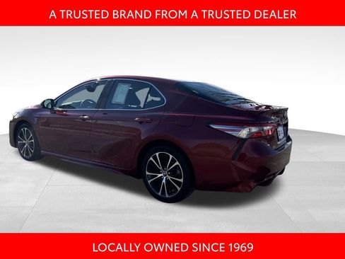 Certified 2018 Toyota Camry SE image 4