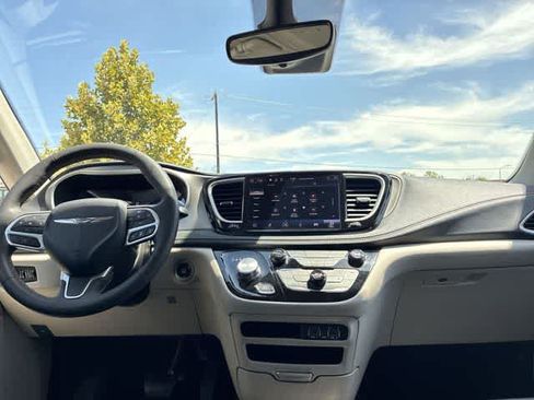 Used 2023 Chrysler Pacifica Touring-L FWD image 28
