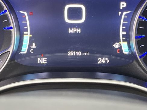 Used 2025 Chrysler Pacifica Select FWD image 16